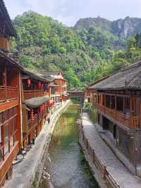 德夯,苗語的音譯,意思為「美麗的峽谷」。