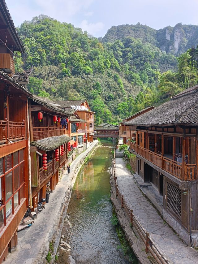 德夯,苗語的音譯,意思為「美麗的峽谷」。 德夯,苗語的音譯,意思為「美麗的峽谷」。