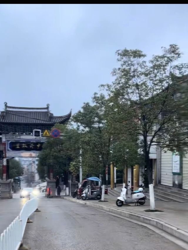 富源初印象:一座藏在滇東的安逸小城 清溪路上的旅途酒店,是我在曲靖富源偶遇的第一縷溫柔。前台 富源初印象:一座藏在滇東的安逸小城 清溪路上的旅途酒店,是我在曲靖富源偶遇的第一縷溫柔。前台