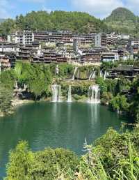 掛在瀑布上的千年古鎮，夜遊吊腳樓、晨賞日出