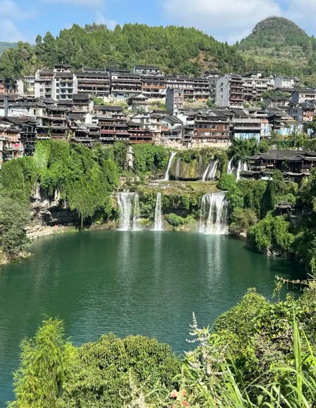 掛在瀑布上的千年古鎮，夜遊吊腳樓、晨賞日出