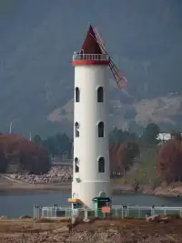 小狗和小馬一起低頭可愛鼠了！