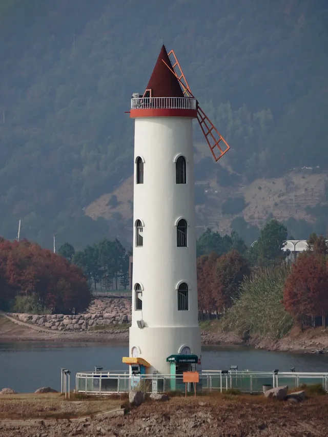 小狗和小馬一起低頭可愛鼠了！