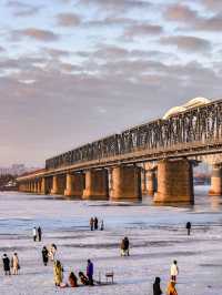 震撼！冰凍期松花江美成天然滑雪場，日落+摩天輪絕了！