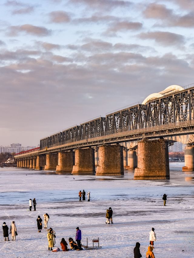 震撼！冰凍期松花江美成天然滑雪場，日落+摩天輪絕了！