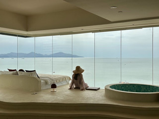 270-degree panoramic floor-to-ceiling windows frame both the morning and dusk of Shanwei right inside the room
