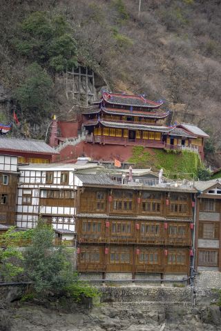 Stroll along the ancient bridge to admire historic architecture, and don’t miss the photo and check-in guide for Luding Bridge