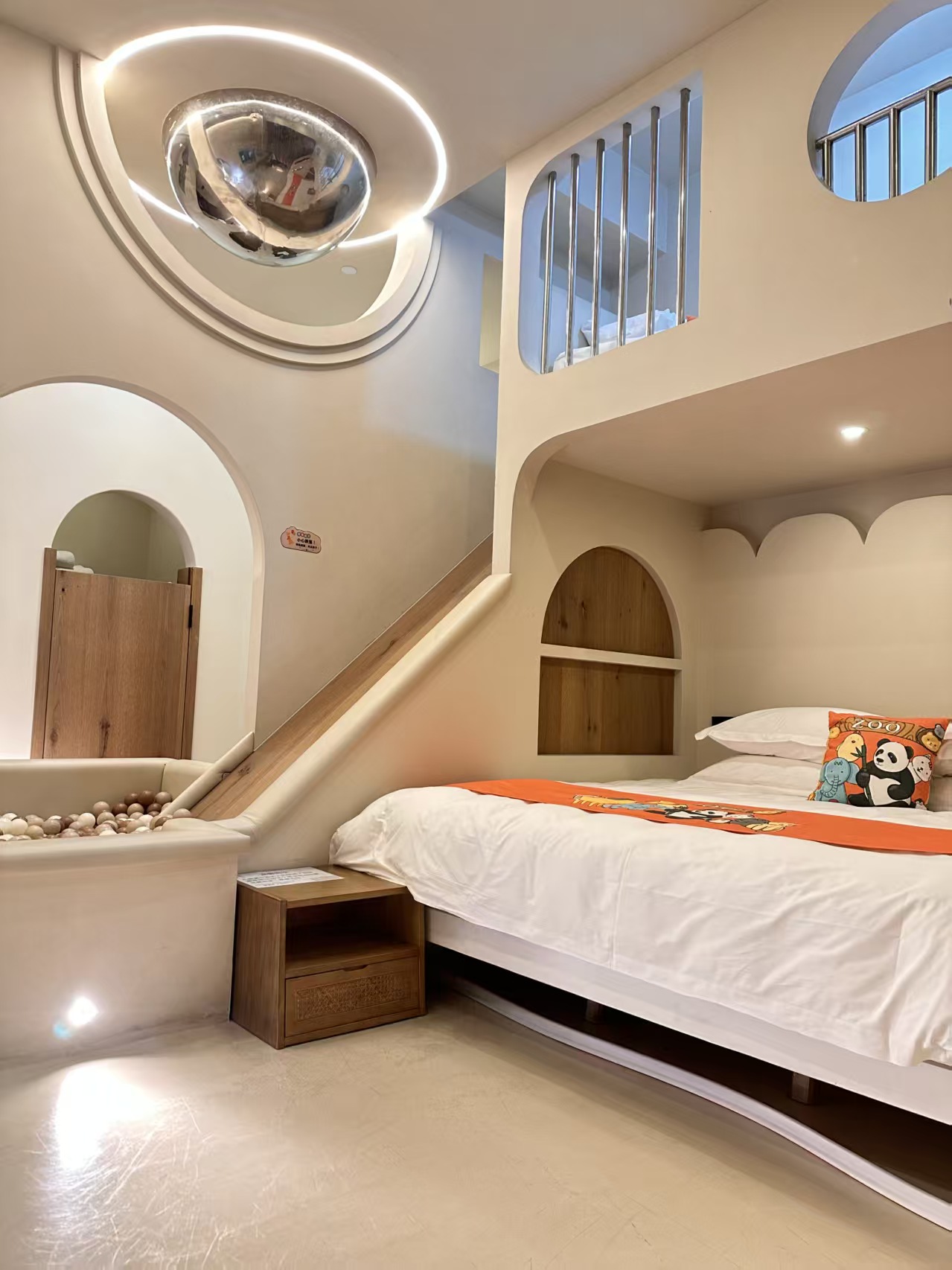 Choosing the right hotel is crucial for a relaxed, hassle-free trip with kids. This family-friendly hotel brings a mini indoor playground right into the room—45㎡ of bright space, featuring a slide, colorful ball pit, and soft padding for safety. Kids can play safely and happily while parents get a chance to rest easy.
🏠 Plenty of fun activities in the room, kids won’t want to sleep
The slide drops straight into the ball pit, and kids can go back and forth dozens of times without getting bored. All corners of the room are padded to reduce bumps and bruises. With one large bed and a dedicated children's bed, the whole family can stay comfortably without feeling cramped. When the kids are tired, they can fall asleep right away, giving parents a much-needed break.
🎈 Thoughtful basic family amenities
The hotel also has a small public children's play area, so if kids get bored in the room, they can switch it up and enjoy themselves quietly.
👍 Reasons to try it out
One price covers “accommodation + all-day play + worry-free parenting.” The hotel provides a full set of children’s toiletries, kids’ slippers, and corner guards, all in a convenient location.