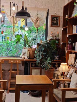 嵩明のスローライフで快適なホテルに泊まり、癒しの書店カフェの小道を散策