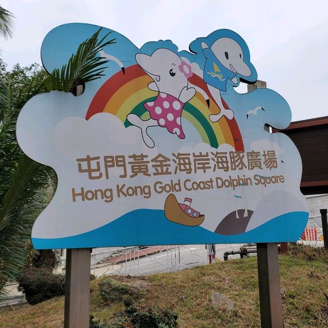 金色嘅海豚雕像，好靚呀😊
