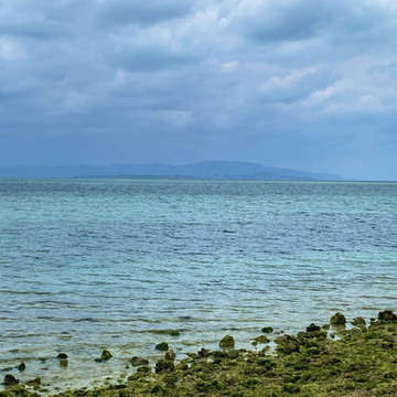 沖縄離島・竹富島「カイジ浜（星砂浜）」自然林のトンネル抜けて行く