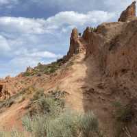 수천 년의 얼음, 물, 바람의 침식의 결과로 형성된 뾰족한 Skazka canyon (스카즈카 협곡) 