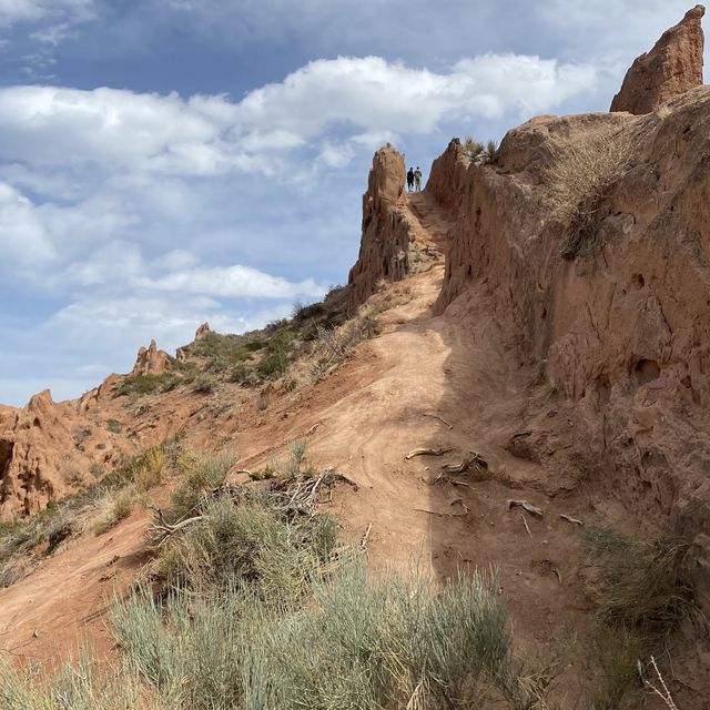 수천 년의 얼음, 물, 바람의 침식의 결과로 형성된 뾰족한 Skazka canyon (스카즈카 협곡) 