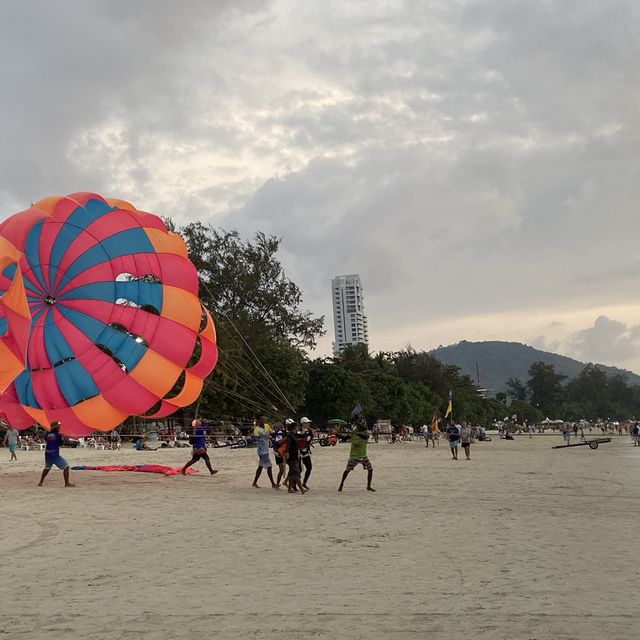 หาดทรายขาว น้ำทะเลใสๆ ที่หาดป่าตอง🌊
