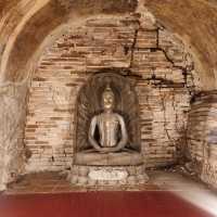 กราบไหว้ขอพร วัดโบราณ "วัดอุโมงค์"