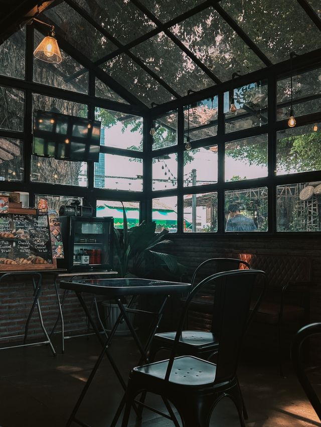 Slurp coffee specialist คาเฟ่ริมแม่น้ำ