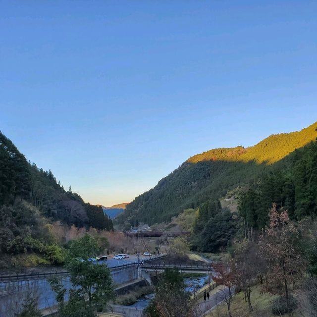 大分県日田市大山ダムにある進撃の巨人銅像