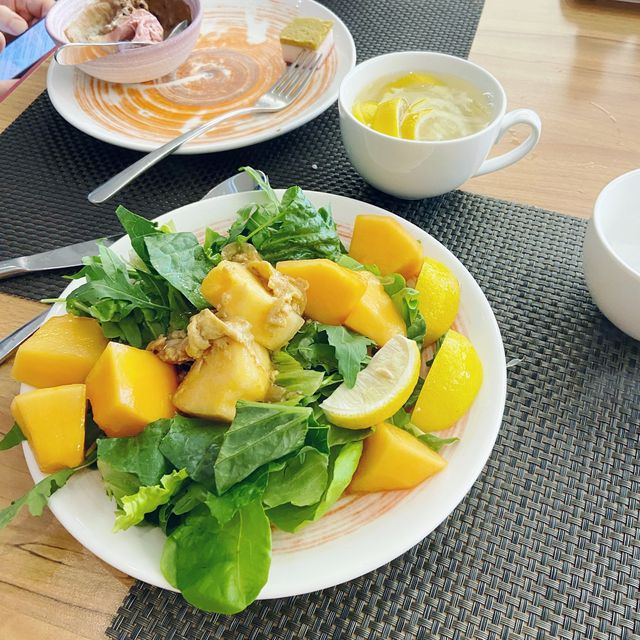 滿座！一百多依客人， 人聲鼎沸！食物豐富 ！