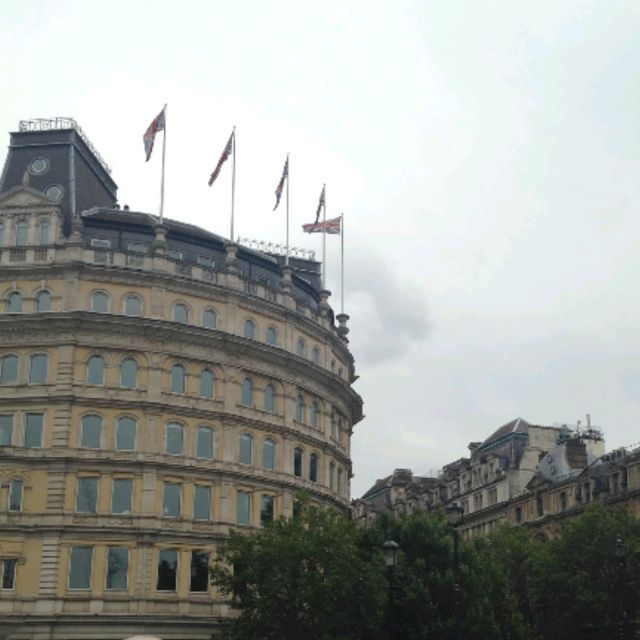 ロンドン観光　ピカデリー・サーカス付近　トラファルガー広場　ネルソン総督像とライオンの像　