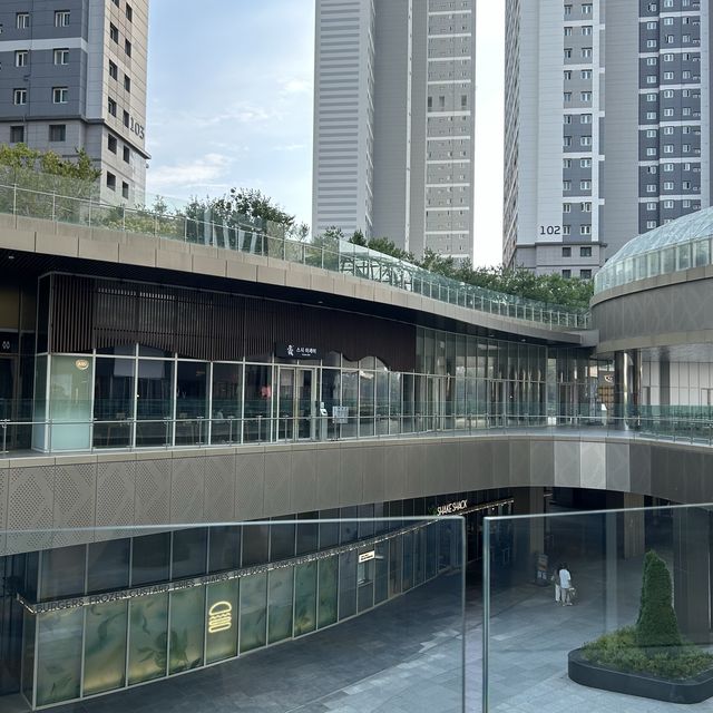 동탄 롯데백화점, 볼거리가 풍성하고 세련된 백화점