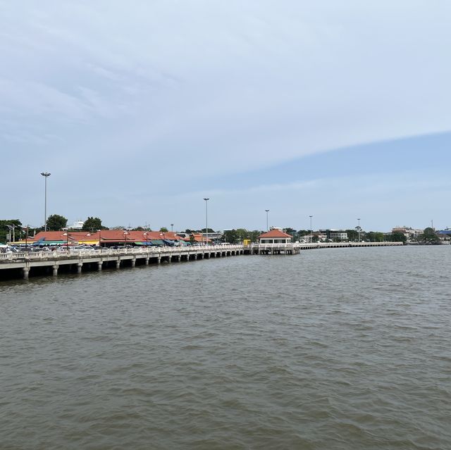 สะพานปลาอ่างศิลา ตลาดอาหารทะเลและของฝาก จ.ชลบุรี