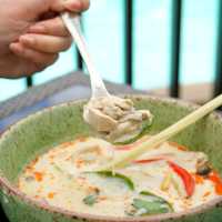 ลากแฟนไปกินอาหารไทยอร่อยๆริมสระริมทะเลที่ต้นสน