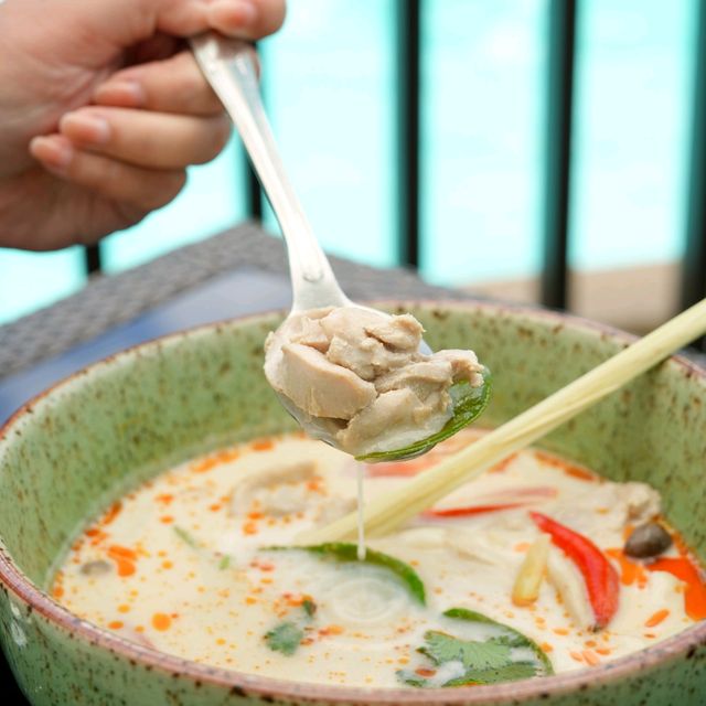 ลากแฟนไปกินอาหารไทยอร่อยๆริมสระริมทะเลที่ต้นสน