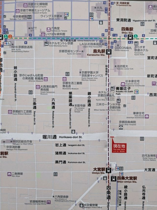 The One Five Kyoto Shijo 広々とした室内の窓際の壁全面のデスク