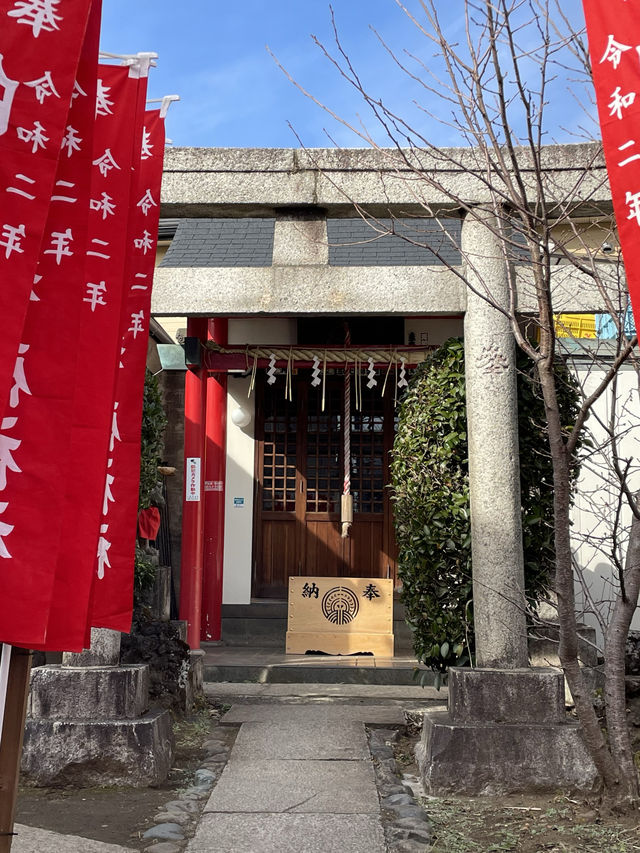 【白玉稲荷神社/東京都】高い塀のような石垣が珍しい神社