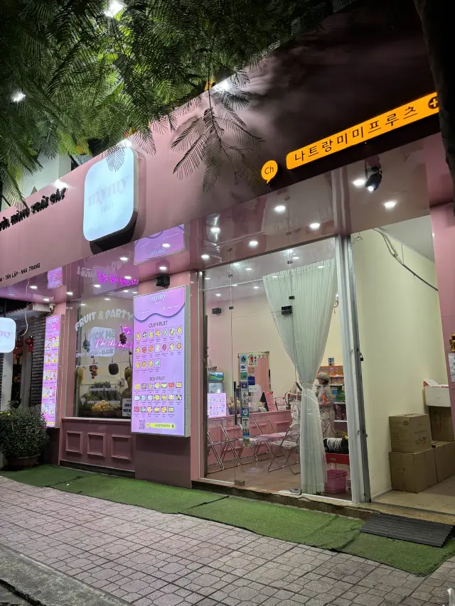 越南當地包裝精美的水果店