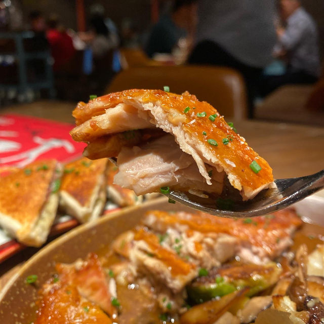 摩登西班牙餐廳，氣氛熱鬧，乳豬很不錯