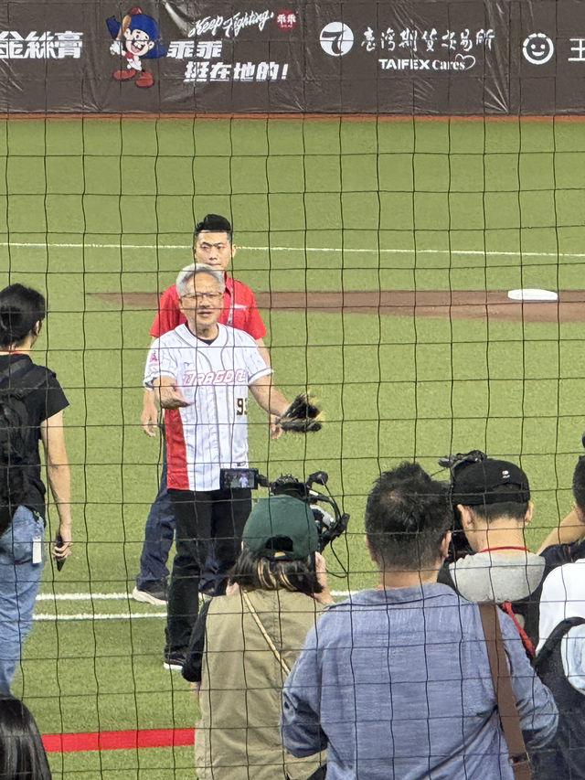 大巨蛋看棒球配炸雞漢堡「週末俱樂部」