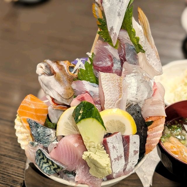 驚愕！タワー盛海鮮丼！
