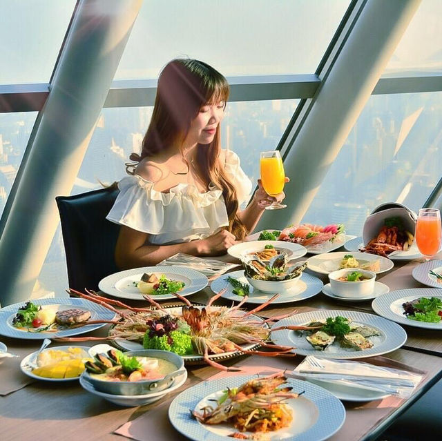 นอนโรงแรมหรูกินบุฟเฟ่ต์นานาชาติบนตึกใบหยก