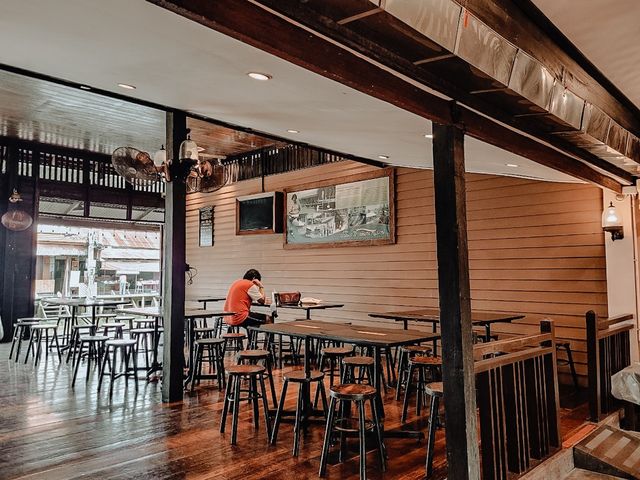 นั่งชิลร้านกาแฟ อัมพวา