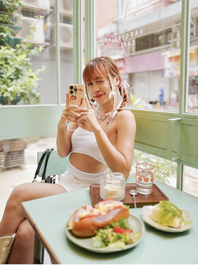 香港🇭🇰奶油綠工業風復古cafe💚