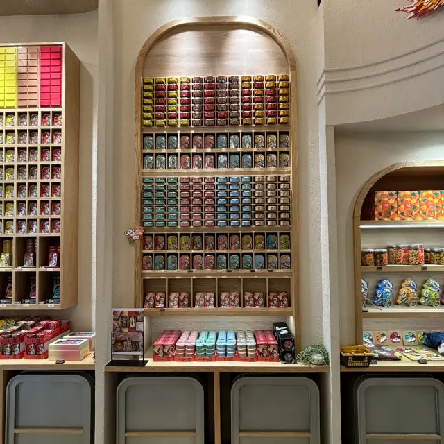 「マカオ老人ブランド専門店」：サーディン缶詰、フォトスポット。