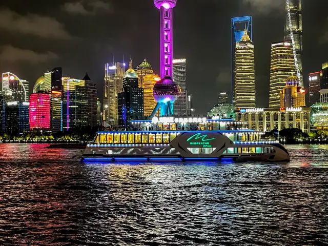 황푸강의 유람선과 다리..