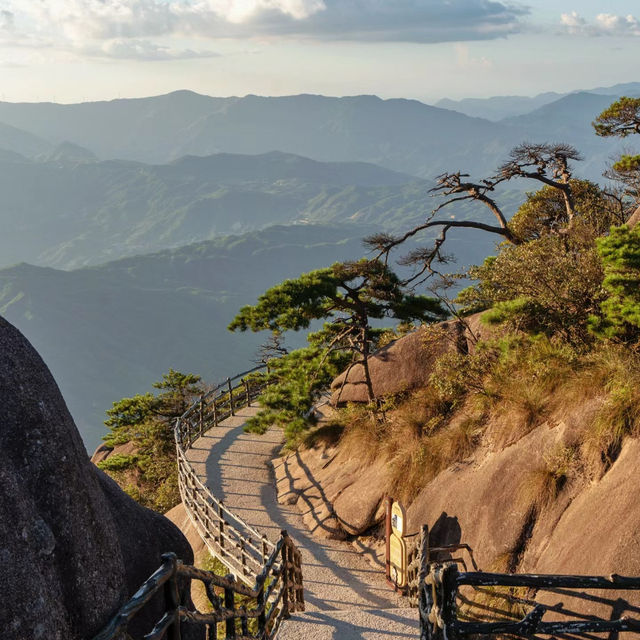巖山：風光明媚的自然寶庫 ⛰️🌄