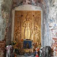 สักการะหลวงพ่อโบสถ์น้อย