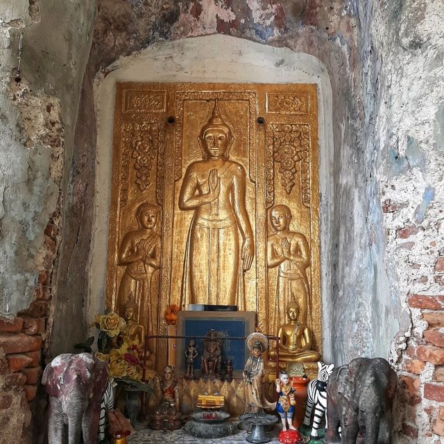 สักการะหลวงพ่อโบสถ์น้อย