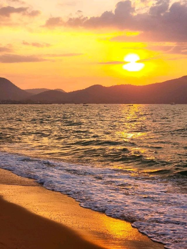 หาดบางเสร่ ชมพระอาทิตย์ตกสุดโรแมนติก 🥰