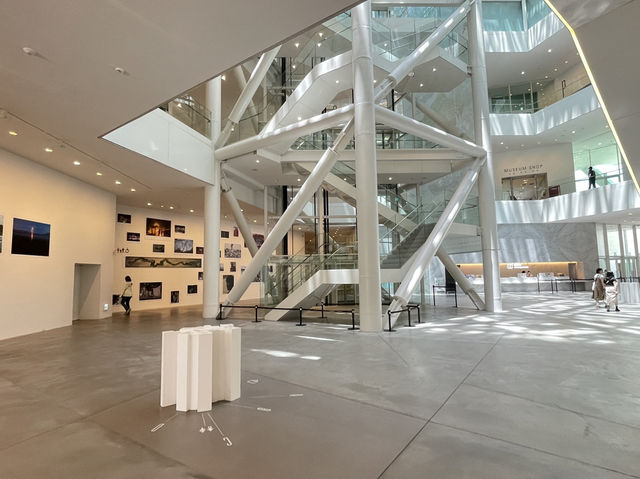 臺南中西區 純白色設計建築就是吸引眼球 臺南市美術館二館