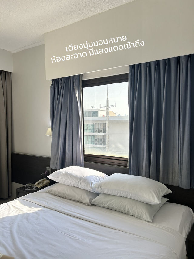 ที่พักสระว่ายน้ำสวยราคาไม่ถึงพัน Pinnacle Lumpinee