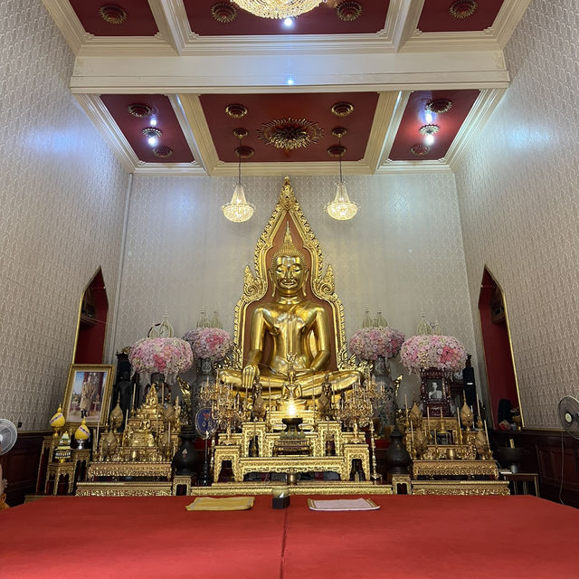 วัดไตรมิตรวิทยารามวรวิหาร • กรุงเทพมหานคร