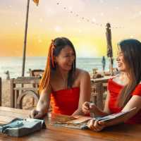 ร้านอาหารบรรยากาศดีริมทะเล มีต้นคริสมาสต์ต้นใหญ่