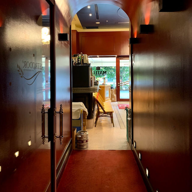 ☾︎東京☽︎ クラシックレストラン隣接のパン屋さん