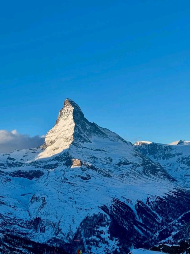 Zermatt: Skiing with a View of the Matterhorn! 🏔️❄️⛷️