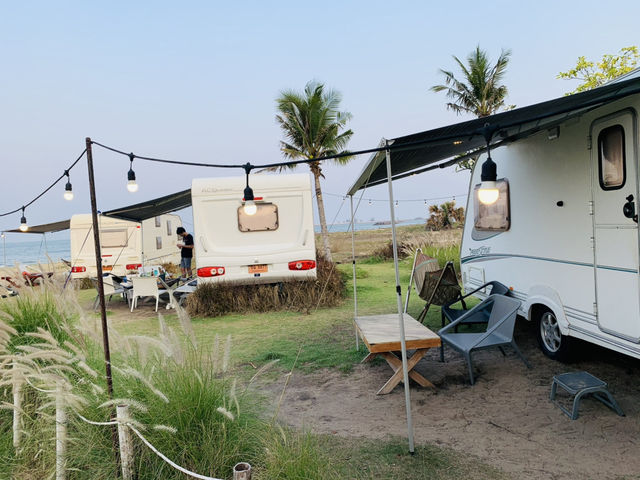 Eureka Beach Cafe Huahin พักผ่อนสุดชิลในรถบ้านริมเ