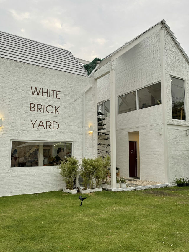 White Brick Yard คาเฟ่สีขาวมินิมอล